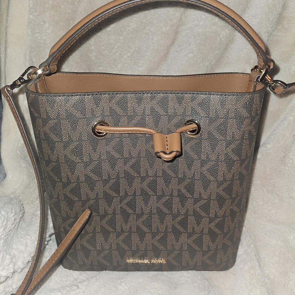 Michael korrs  bucket purse
